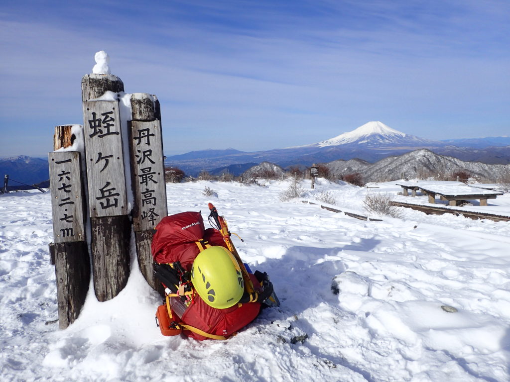 雪化粧の蛭ヶ岳山頂でモンベルの登山用ザックであるバーサライトパックの記念撮影