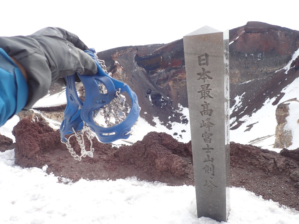 モンベルの軽アイゼンであるチェーンスパイクを使用して日本最高峰富士山剣ヶ峰登山