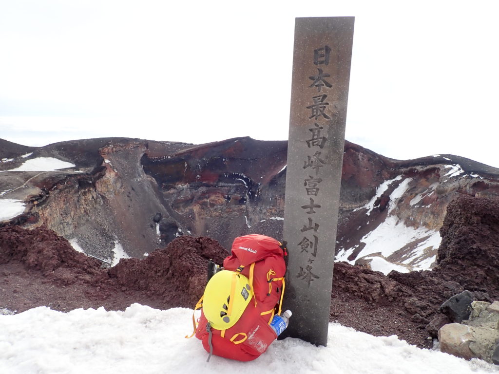 日本最高峰富士山剣ヶ峰山頂でモンベルの登山用ザックであるバーサライトパックの記念撮影
