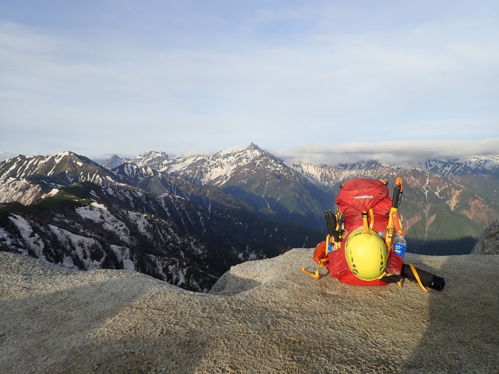 燕岳山頂で槍ヶ岳をバックにモンベルの登山用ザックであるバーサライトパックの記念写真を撮影