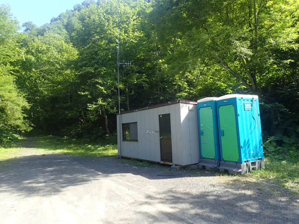 幌尻岳の振内コースの林道第二ゲートバス停留場のプレハブと仮設トイレ