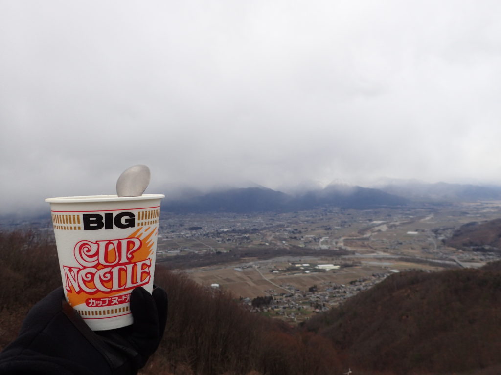 長峰山山頂で安曇野市を見おろしながら食べたカップラーメン