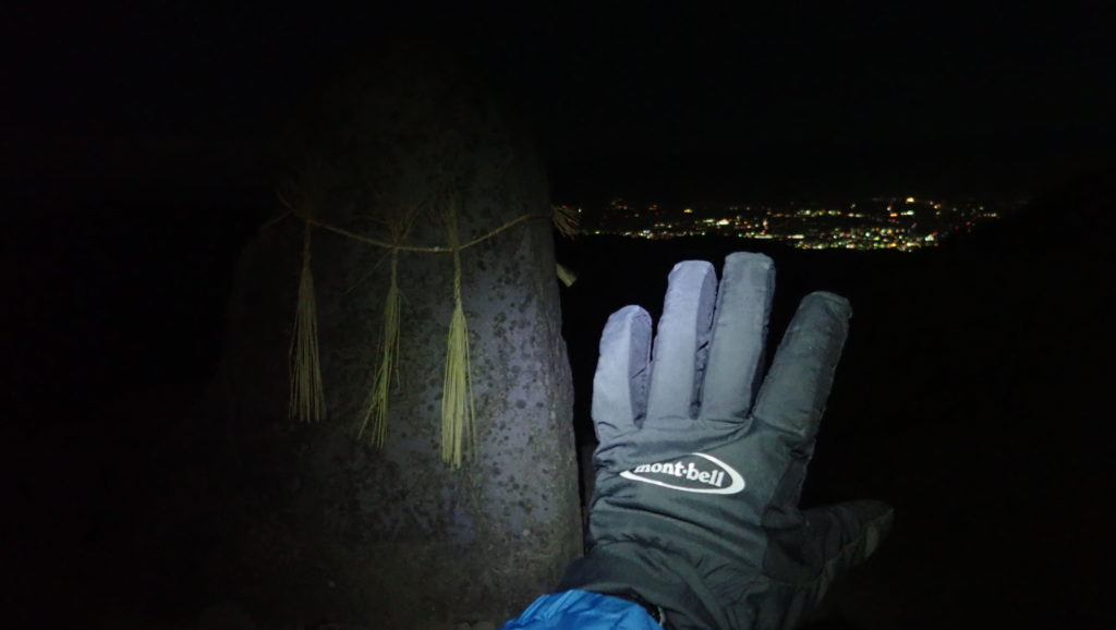 夜の美ヶ原の王ヶ頭頂上の石碑の前でモンベルの登山用グローブであるサンダーパスグローブの記念写真を撮影