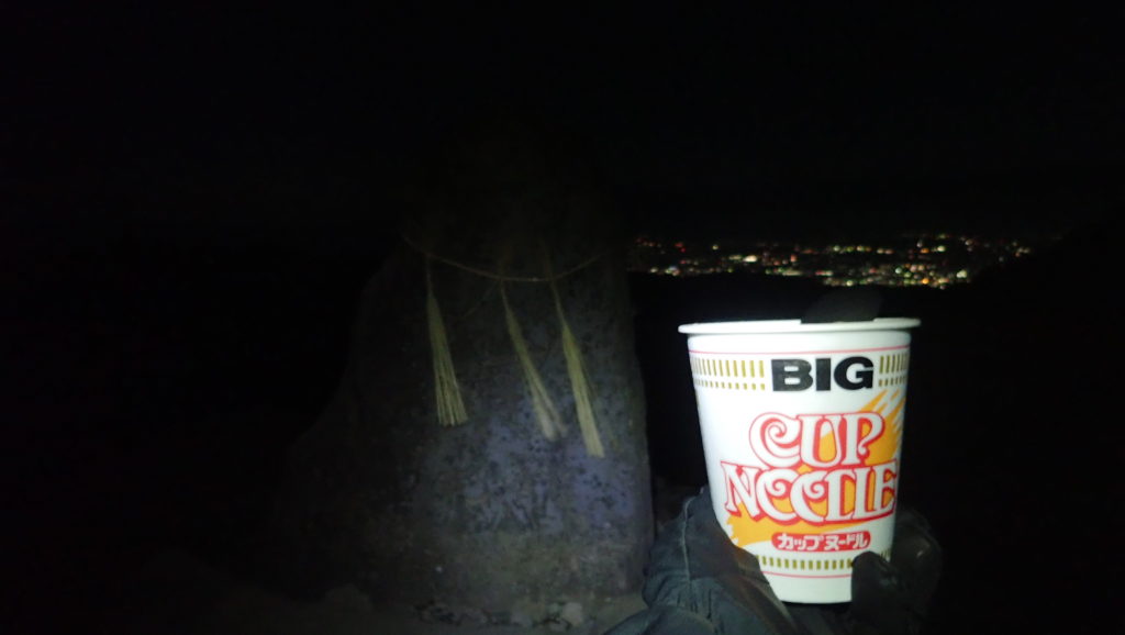 夜の美ヶ原の王ヶ頭で松本市の夜景を眺めながら食べたカップラーメン