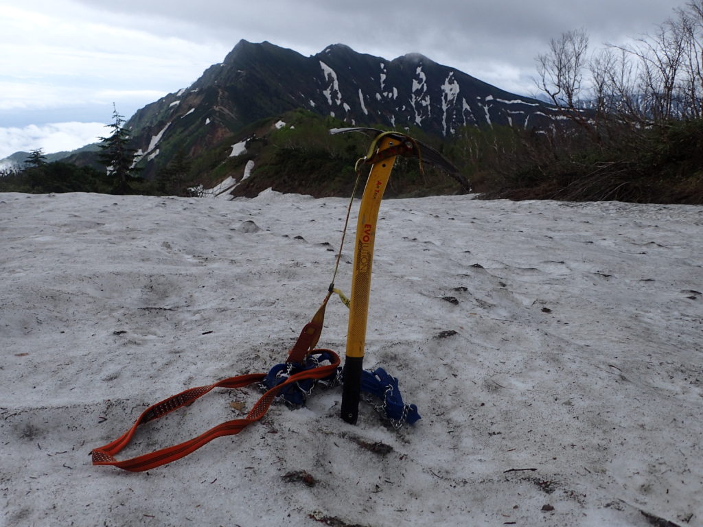 6月下旬の鹿島槍ヶ岳登山での残雪地帯でグリベルのピッケルであるエアーテックエヴォリューションの記念撮影