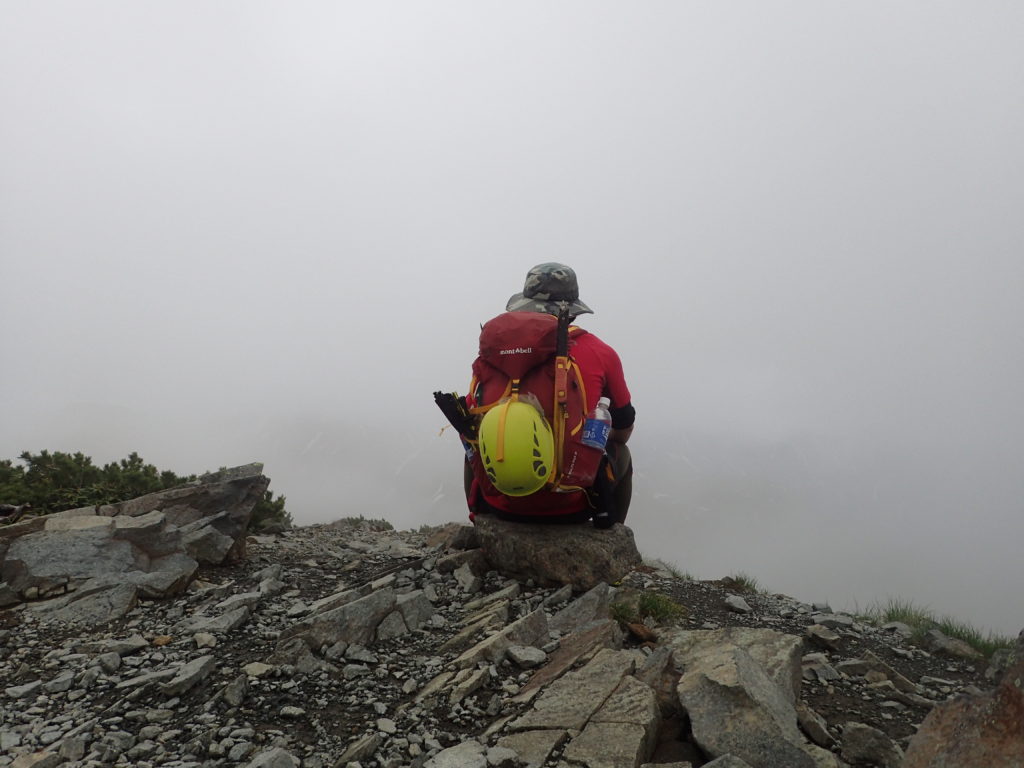 爺ヶ岳南峰でモンベルの登山用ザックであるバーサライトパックを背負って記念撮影