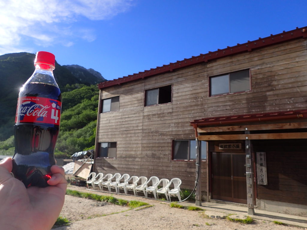 剱岳登山の早月小屋でコーラを補給