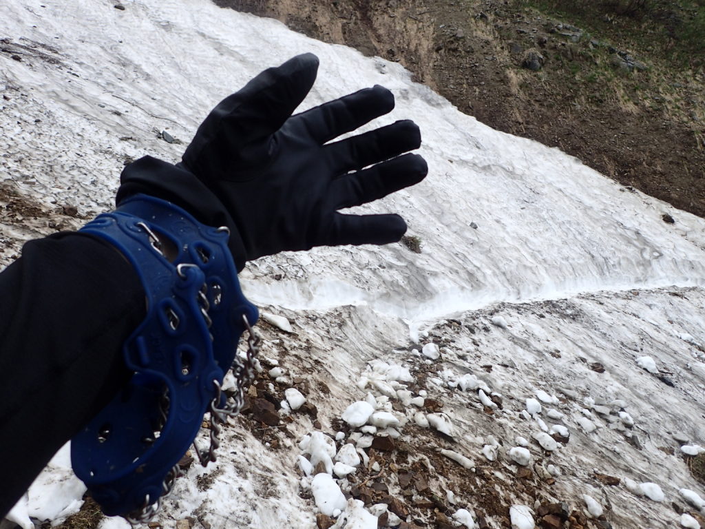 6月下旬の爺ヶ岳登山での柏原新道の残雪地帯でチェーンスパイクを使用