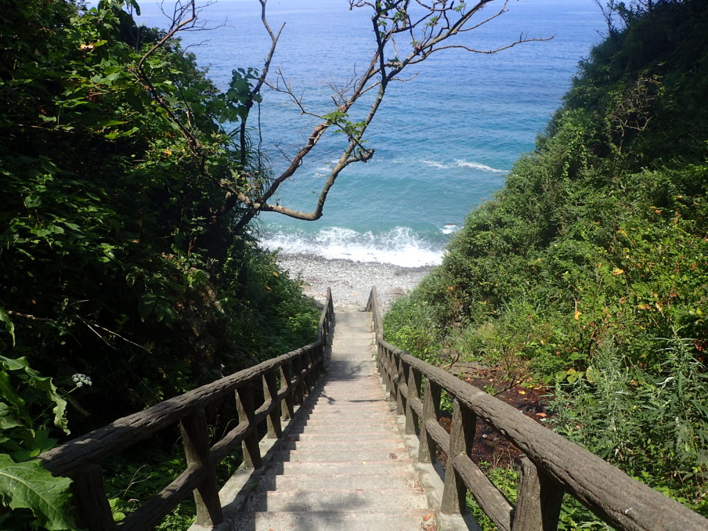 栂海新道の起点となる日本海の海岸に続く階段
