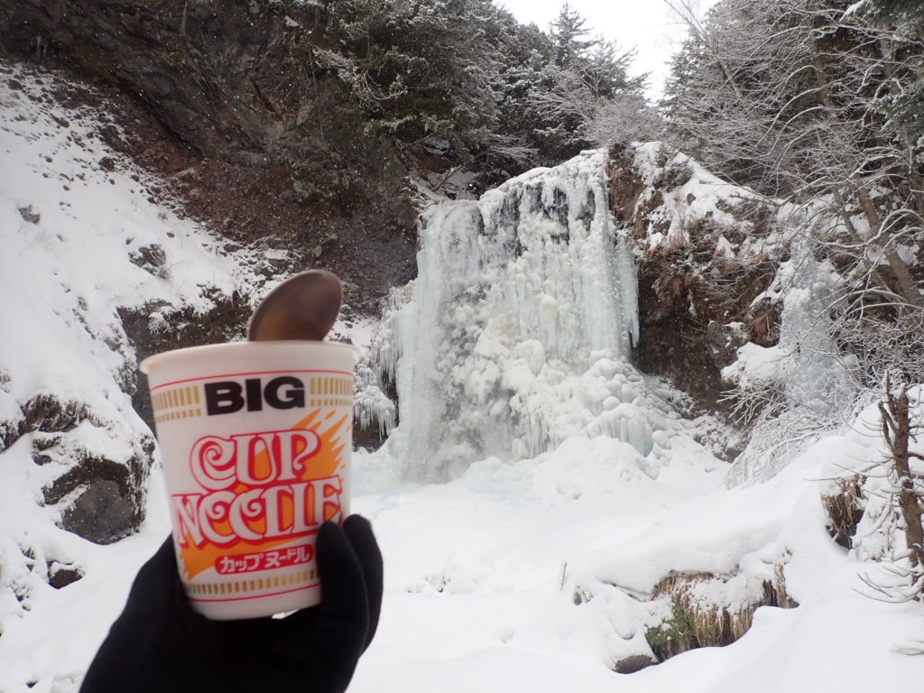 凍結した善五郎の滝を眺めながら食べたカップヌードル