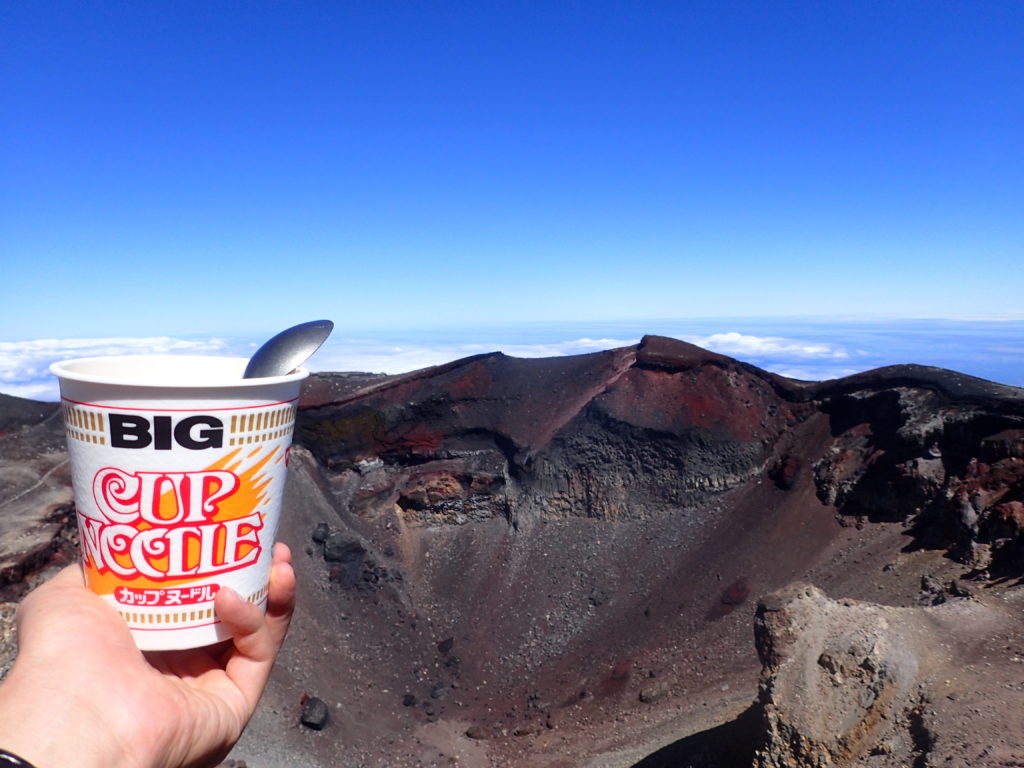 日本最高峰の富士山山頂から火口を眺めながら食べたカップラーメン