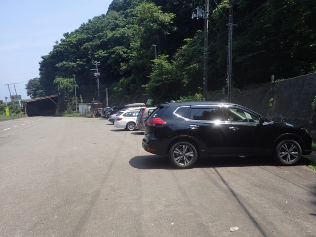 北アルプスと日本海を結ぶ栂海新道の登山口駐車場