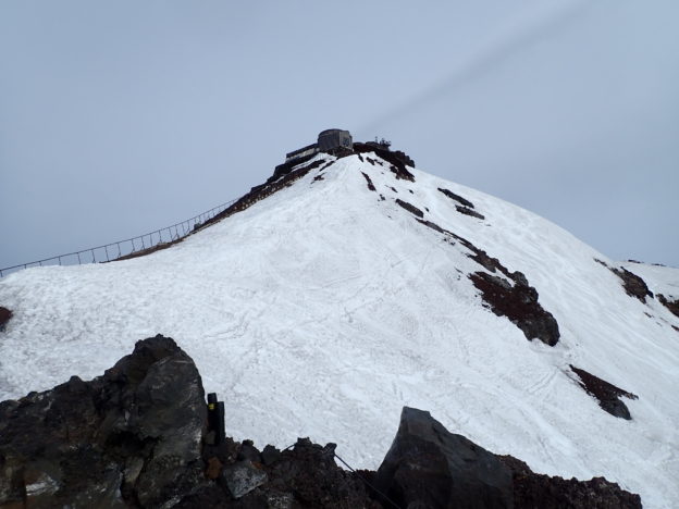 6月の日本最高峰富士山剣ヶ峰山頂の残雪