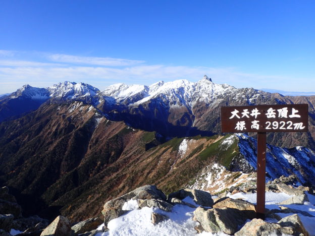 大天井岳山頂から北アルプス表銀座縦走路の向こうに雪化粧の槍ヶ岳と穂高岳を撮影