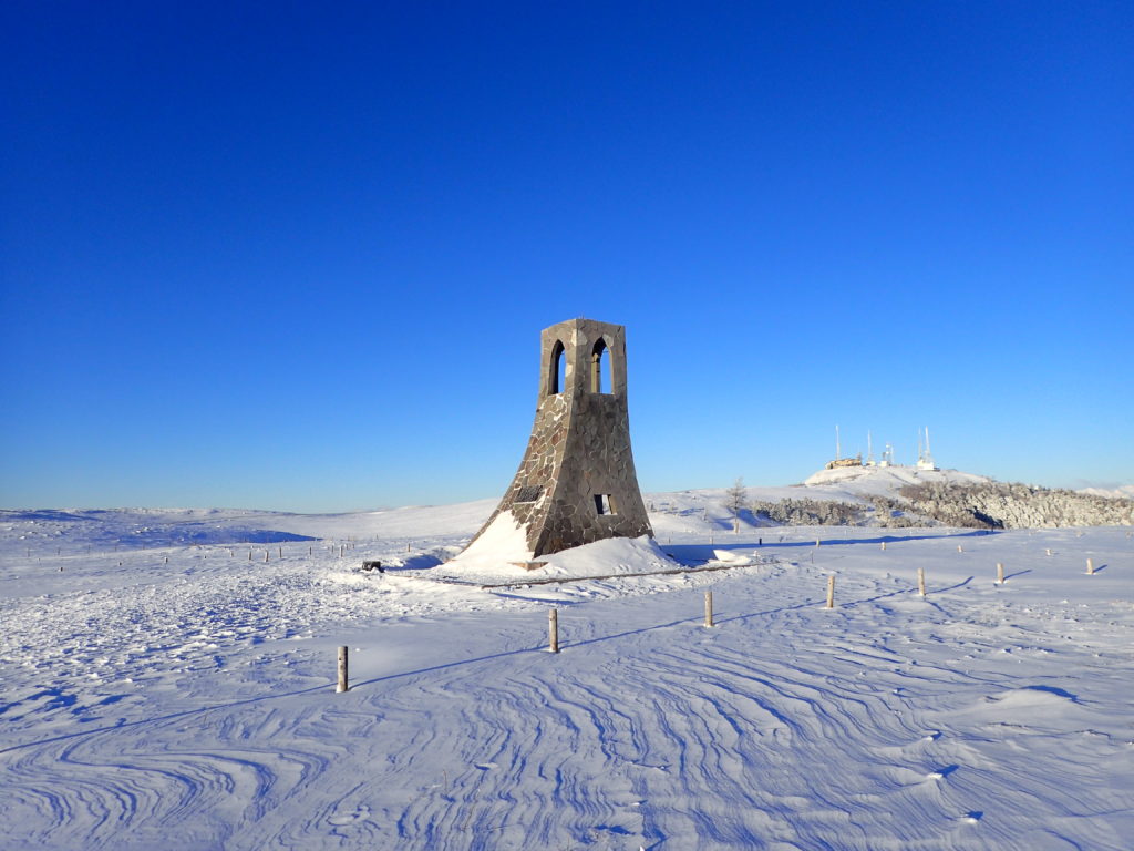 冬の美ヶ原高原の美しの塔
