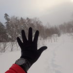雪山登山で手を保温するにはインナーグローブでの作業時間を減らすことが重要です