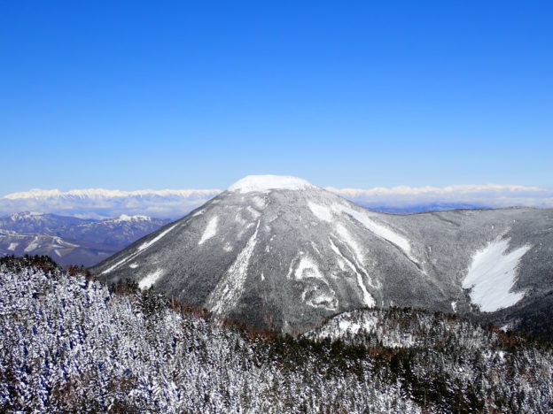 冬の北横岳から眺めたプリンのような蓼科山