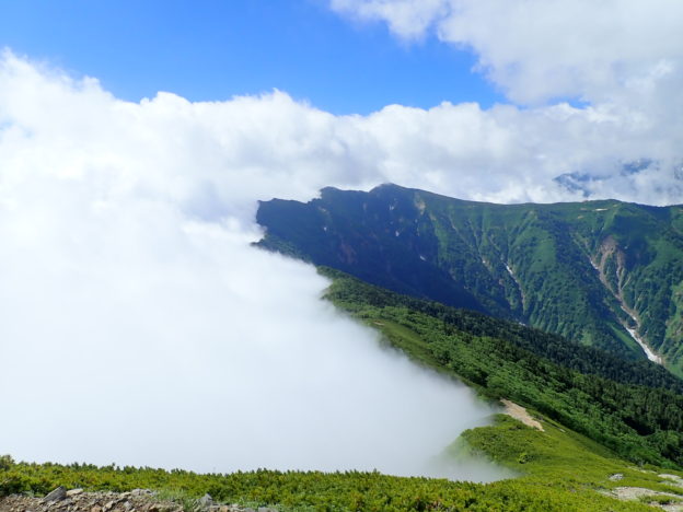 雲を堰き止める北アルプスの鹿島槍ヶ岳と爺ヶ岳を結ぶ稜線