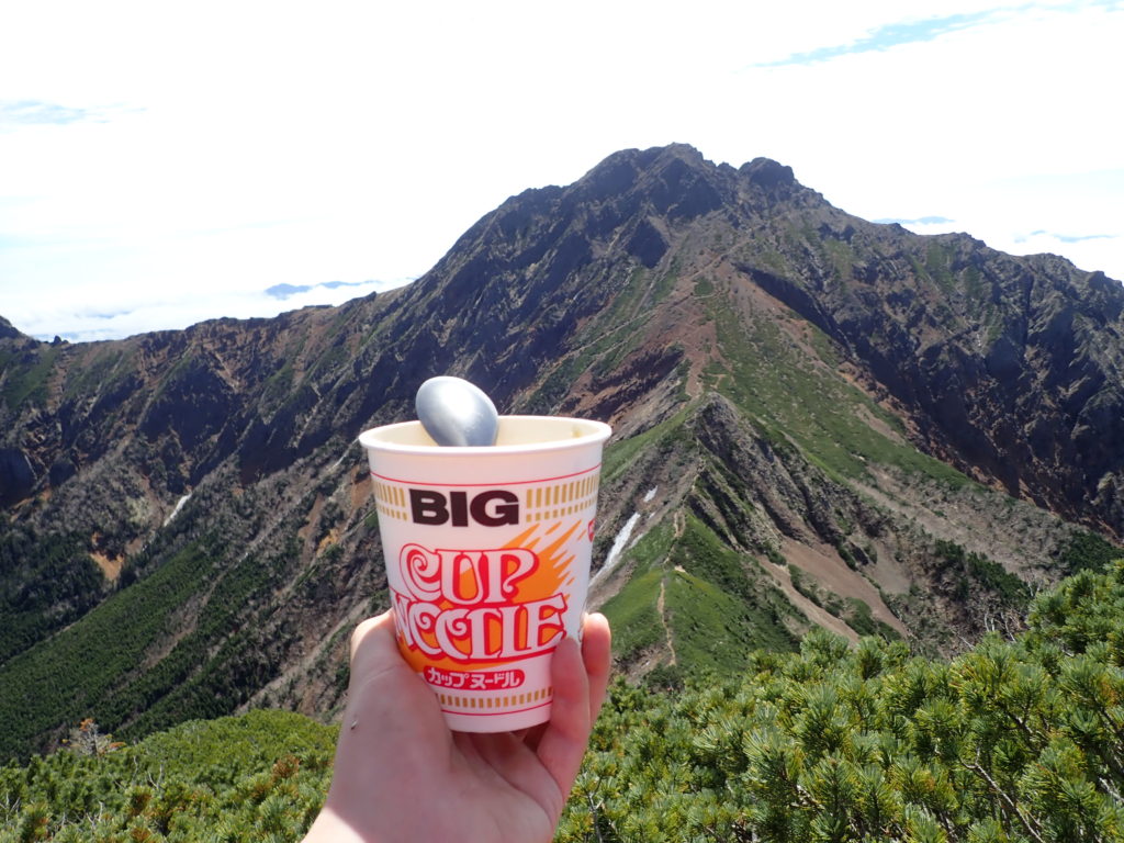 八ヶ岳の阿弥陀岳山頂で、赤岳を眺めながら食べたカップラーメン(カップヌードル)