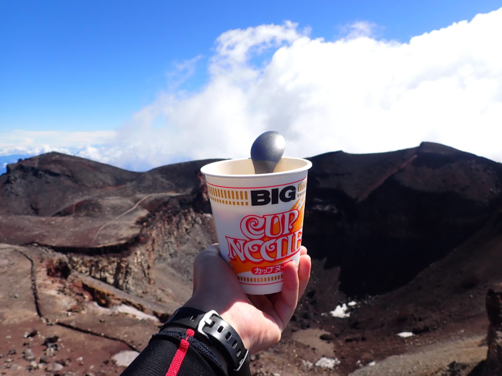 日本最高峰の富士山山頂剣ヶ峰で食べたカップラーメン（カップヌードル）