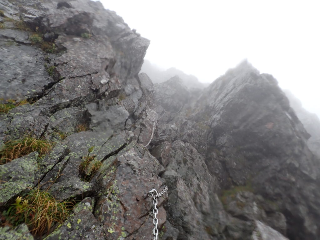 雨の北アルプス槍ヶ岳登山で撮影した山頂に続く鎖場