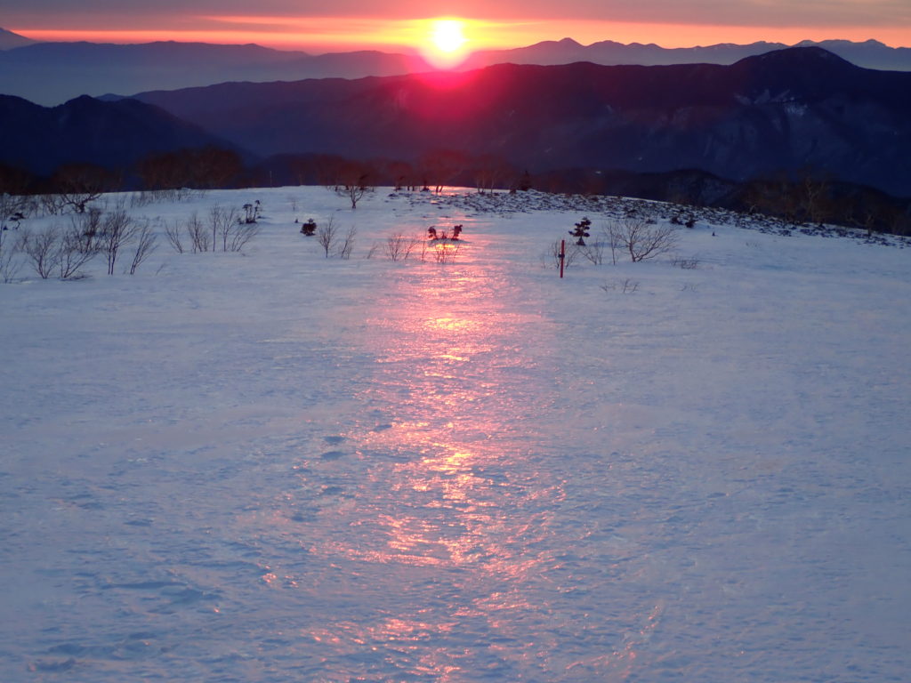 冬の北アルプスの乗鞍岳登山の時に撮影した、朝日に照らされる凍り付いた雪原