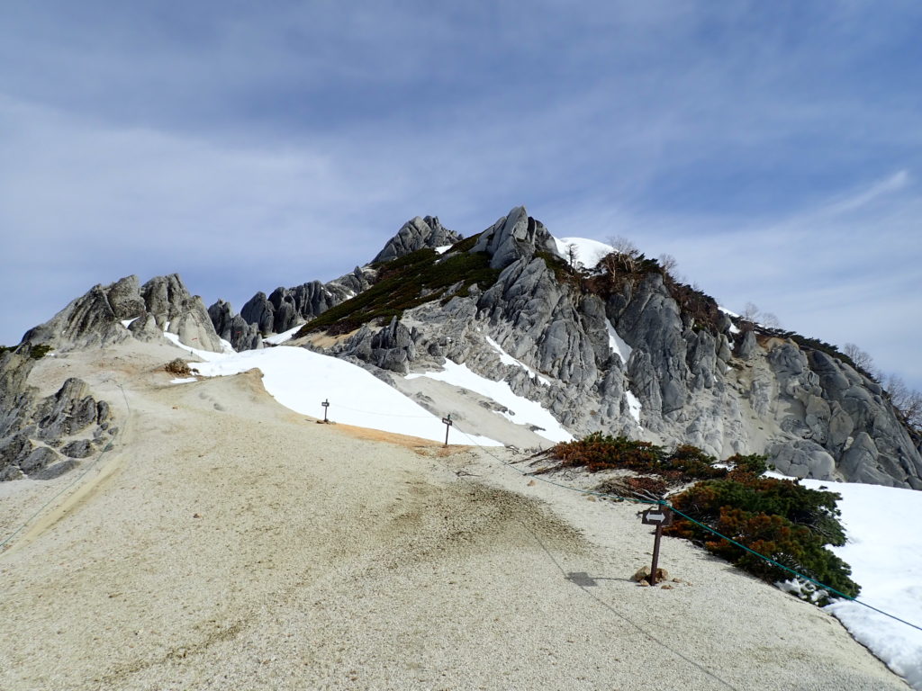 北アルプスの燕岳登山の時に撮影した、白い砂礫の稜線と燕岳山頂