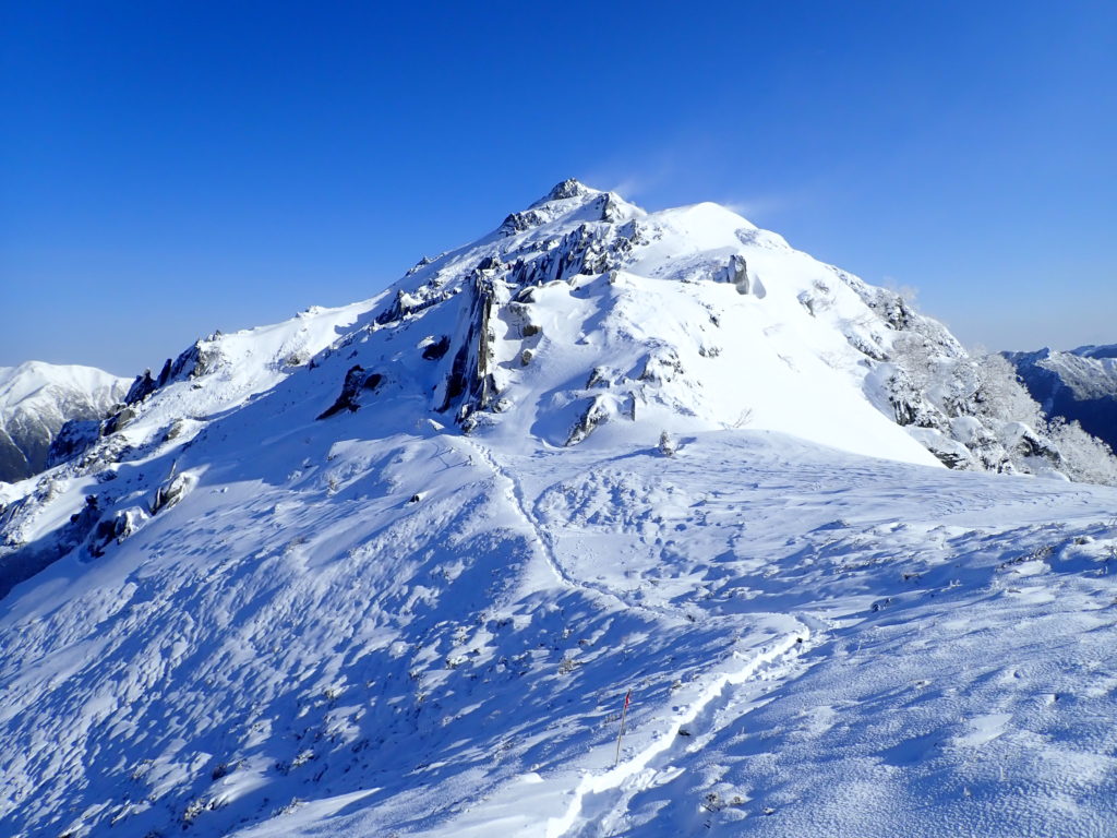 北アルプスの燕岳登山の時に撮影した、雪に覆われた燕岳