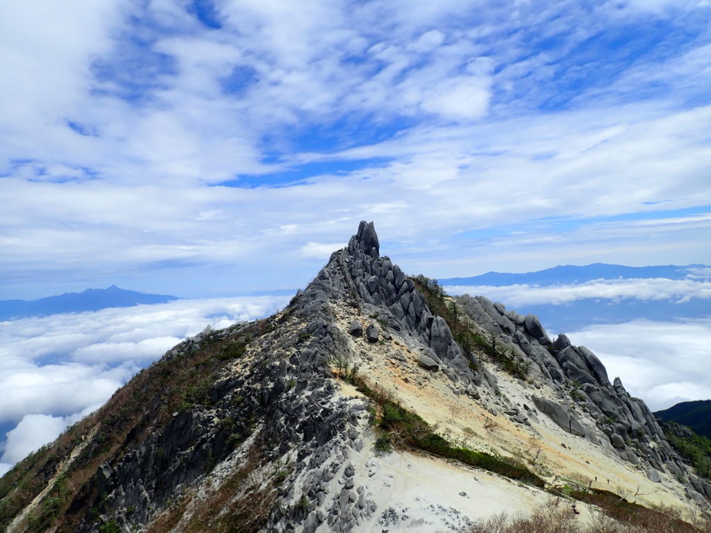 日本百名山で南アルプスの鳳凰三山登山の時にオリンパスの防水デジタルカメラタフで撮影した、地蔵岳のオベリスク