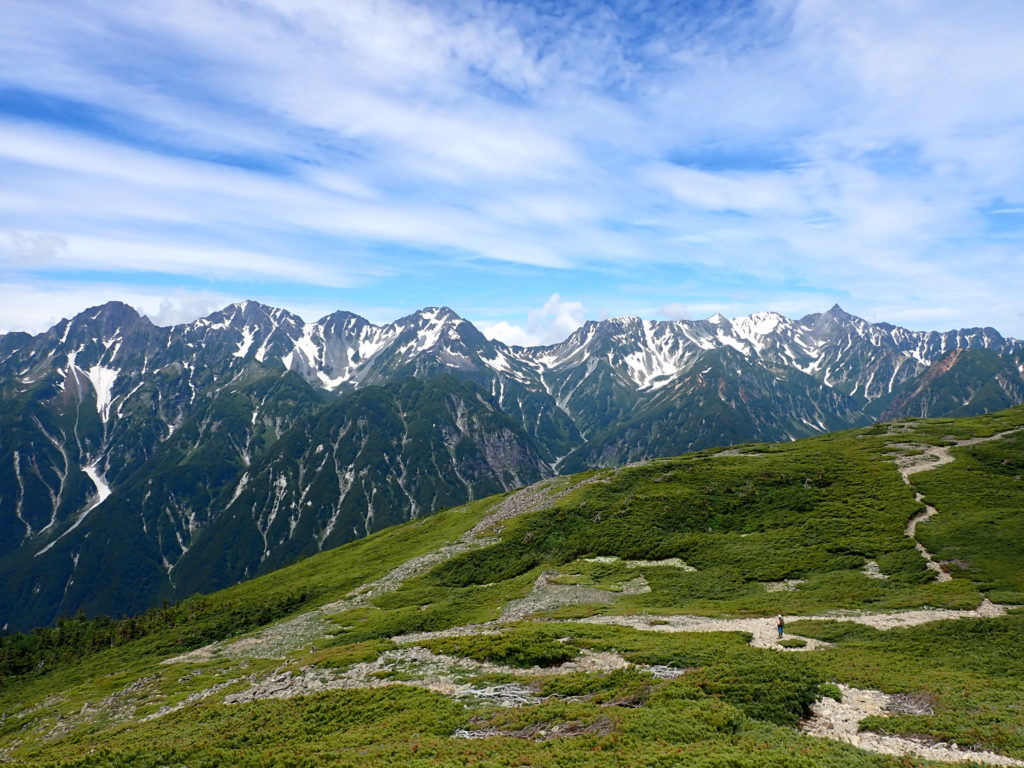 北アルプスの蝶ヶ岳登山で撮影した、槍ヶ岳と大キレットと穂高岳をつなぐ稜線の写真