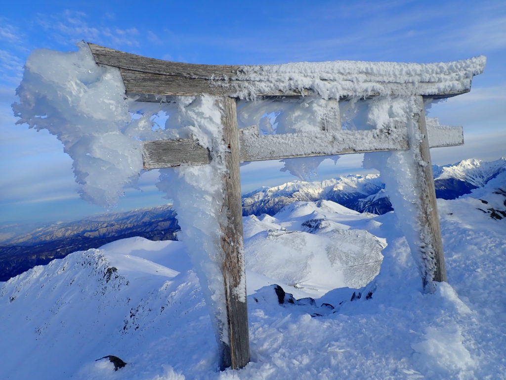 冬の北アルプス乗鞍岳登山の時にオリンパスの防水デジタルカメラタフで撮影した氷が付いた山頂の鳥居