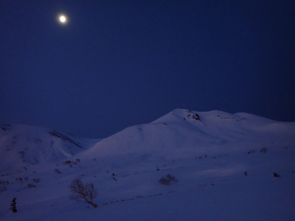 厳冬期の乗鞍岳登山の時に撮影した朝日と月との乗鞍岳