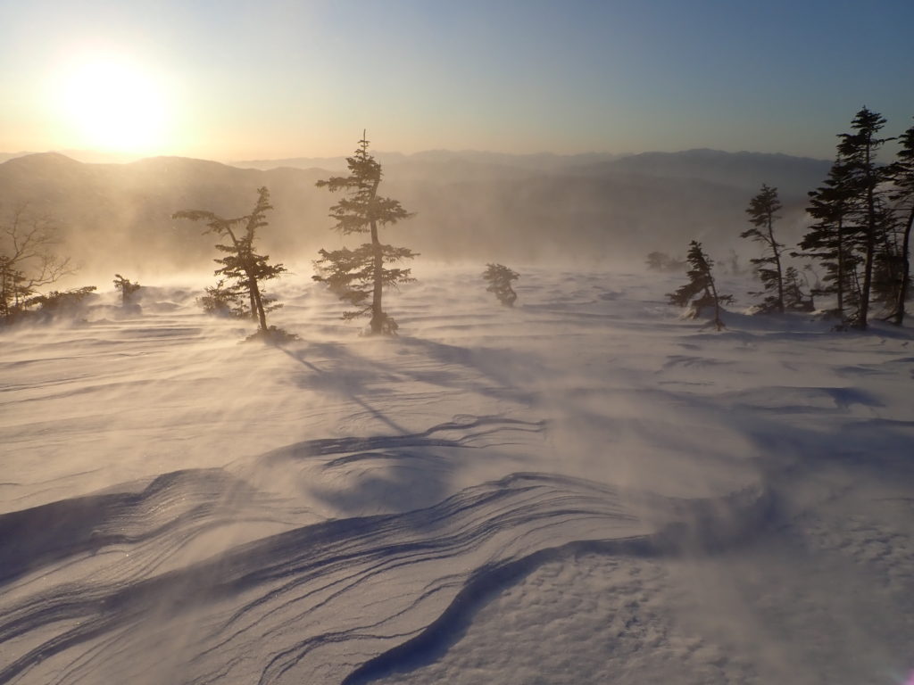 厳冬期の乗鞍岳登山の時に撮影した朝日とシュカブラ