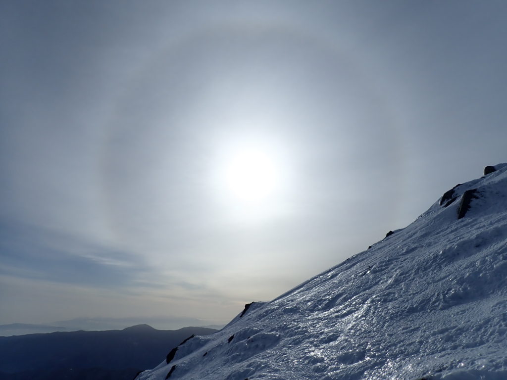 冬の乗鞍岳登山の時にオリンパスの防水デジタルカメラタフで撮影した日暈