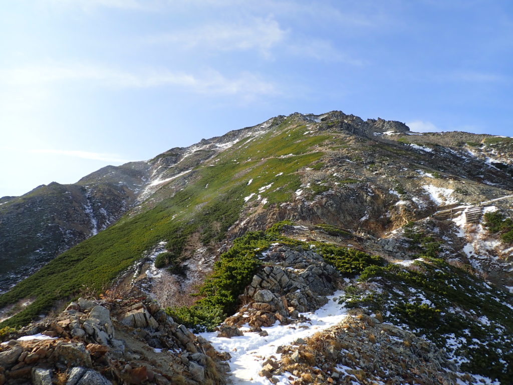 北アルプスの大天井岳登山で北アルプス表銀座を歩いていた時にオリンパスの防水デジタルカメラタフで撮影した、大天井岳の山頂方向