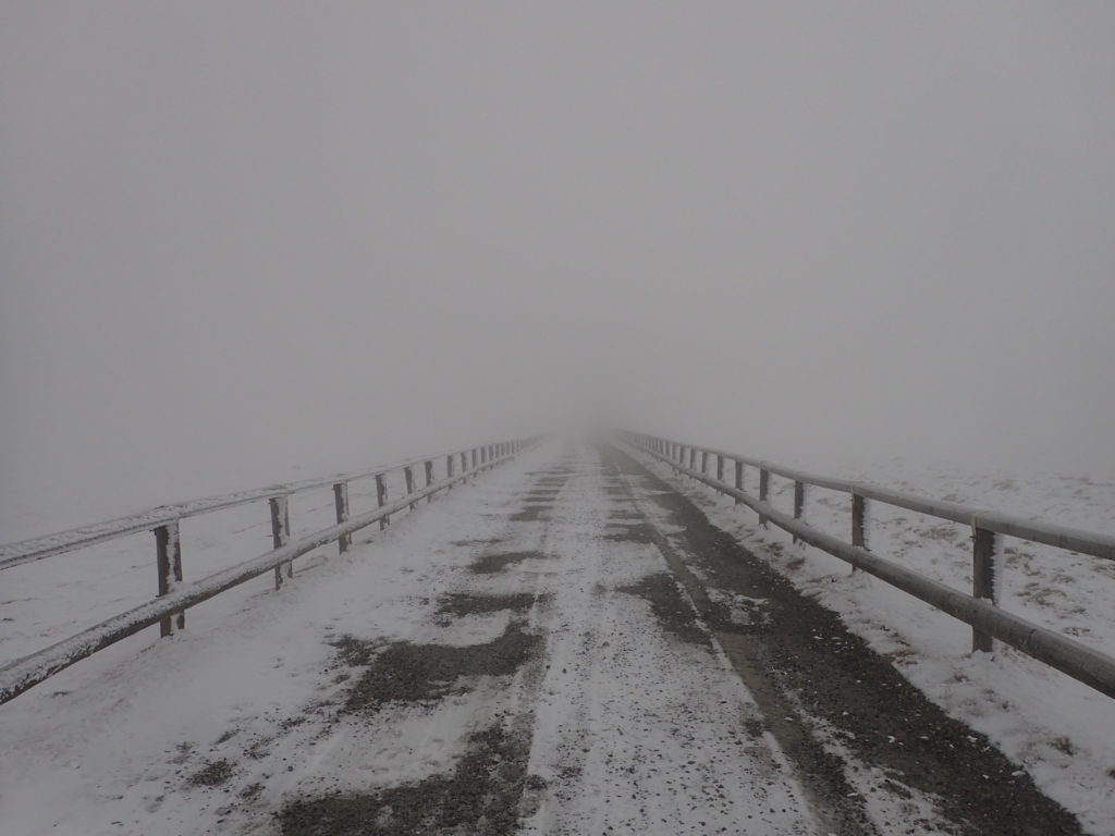 冬の美ヶ原登山の時にオリンパスの防水デジタルカメラタフで撮影した霧に包まれた牧道