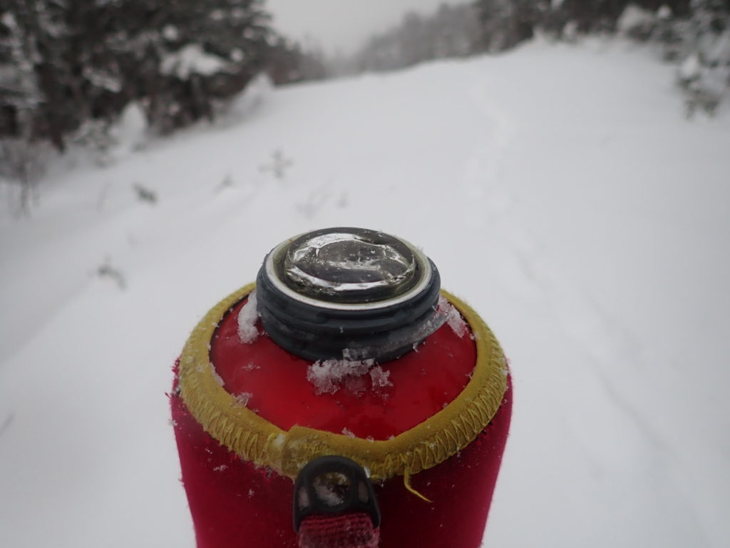 冬の北アルプス乗鞍岳登山の時にオリンパスの防水デジタルカメラタフで撮影した、入れていた水が凍り付いたラーケンボトル