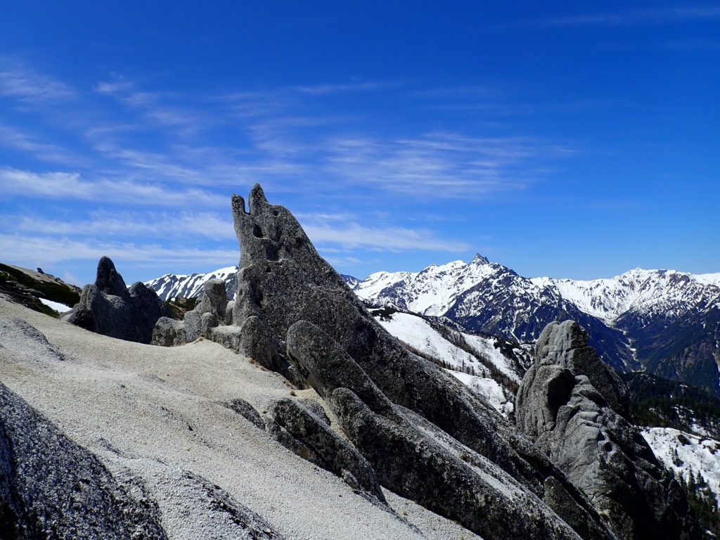 北アルプスの燕岳登山をした時にオリンパスの防水デジタルカメラタフで撮影したイルカ岩と槍ヶ岳
