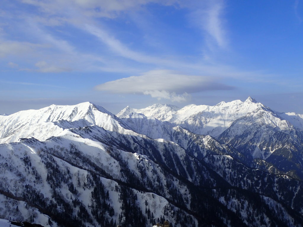 北アルプスの燕岳登山の時にオリンパスの防水デジタルカメラタフで撮影した雪化粧をした表銀座縦走路と大天井と槍ヶ岳と穂高岳