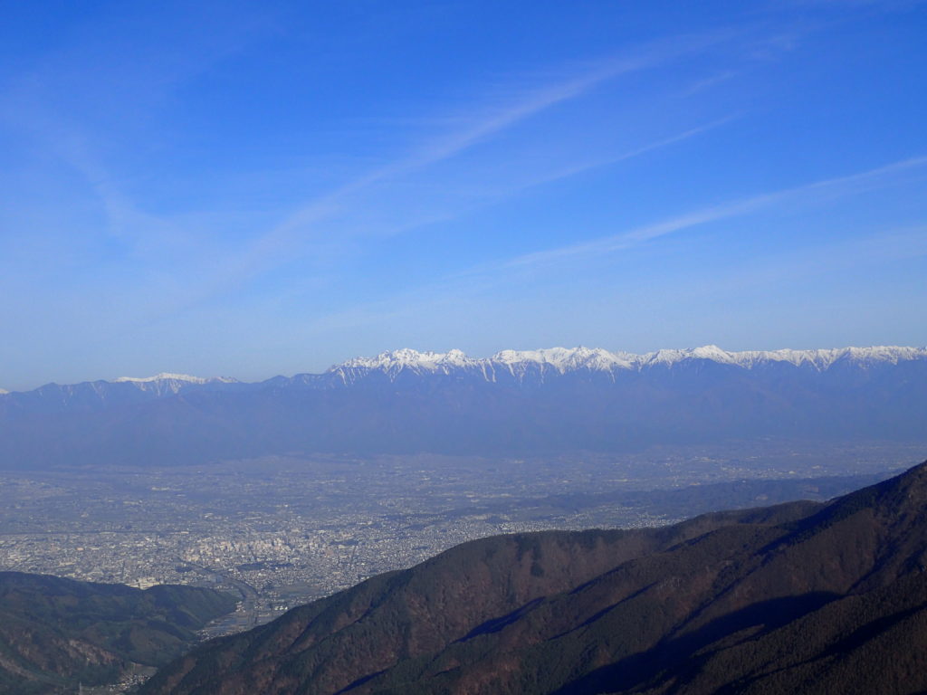 日本百名山の美ヶ原登山の時にオリンパスの防水デジタルカメラタフで撮影した松本平の向こうの槍ヶ岳・穂高岳