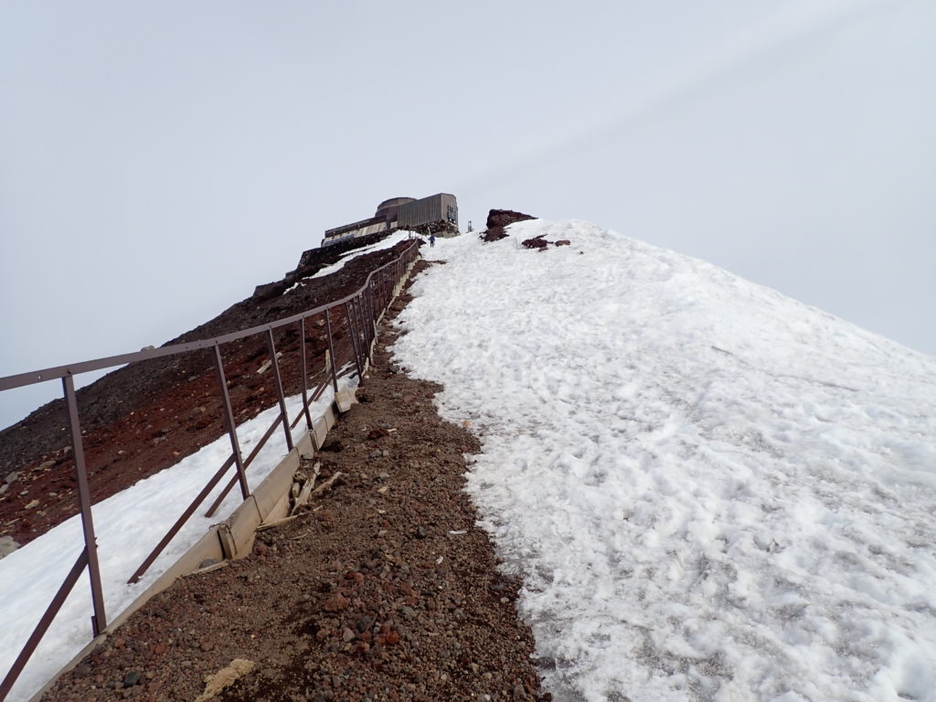 富士山登山の時にオリンパスの防水デジタルカメラタフで撮影した残雪の馬の背