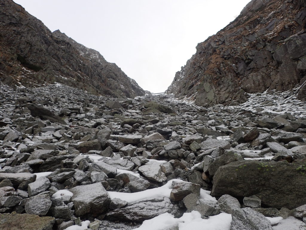 秋の奥穂高岳登山の時にオリンパスの防水デジタルカメラタフで撮影した白出沢の登山道