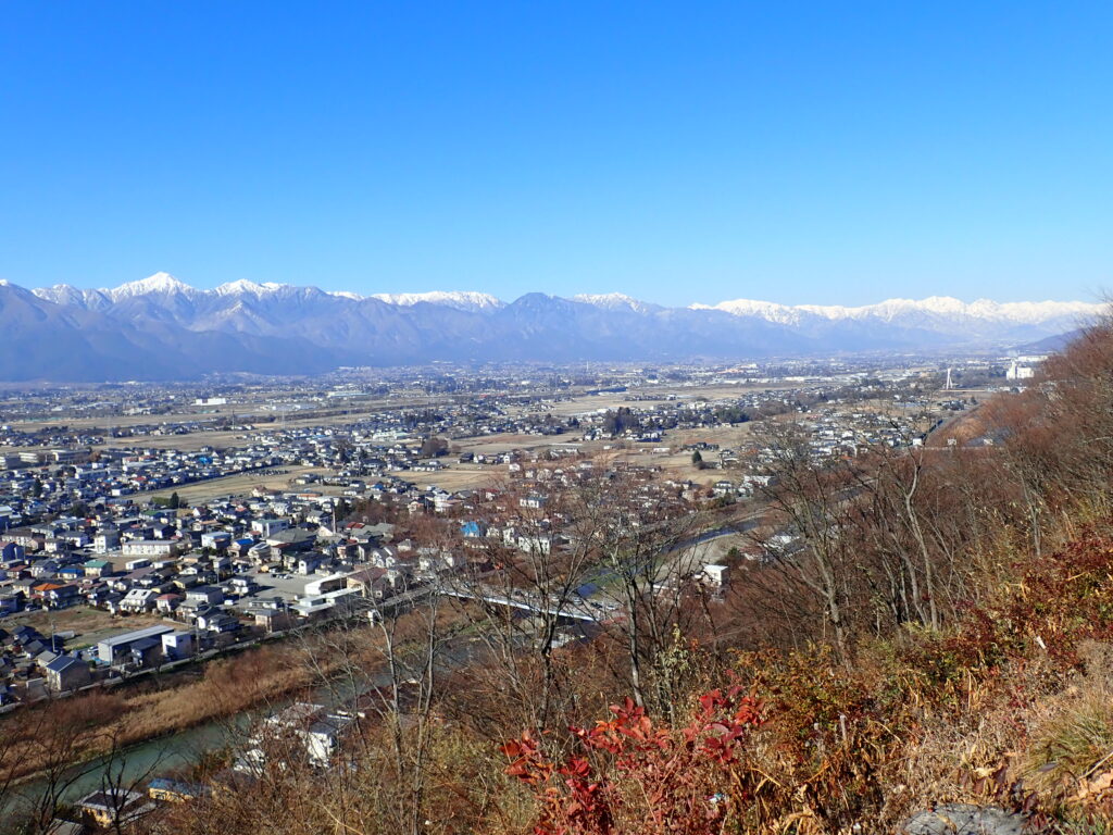 長野県(信州)の岳都松本市の城山公園から眺めた北アルプス常念岳や白馬の山々と安曇野市