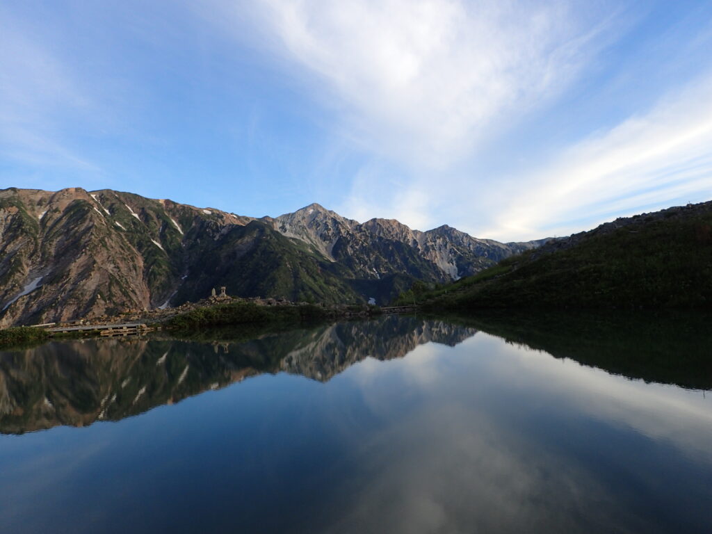 北アルプスの唐松岳登山をした時に撮影した八方池の向こうの白馬三山