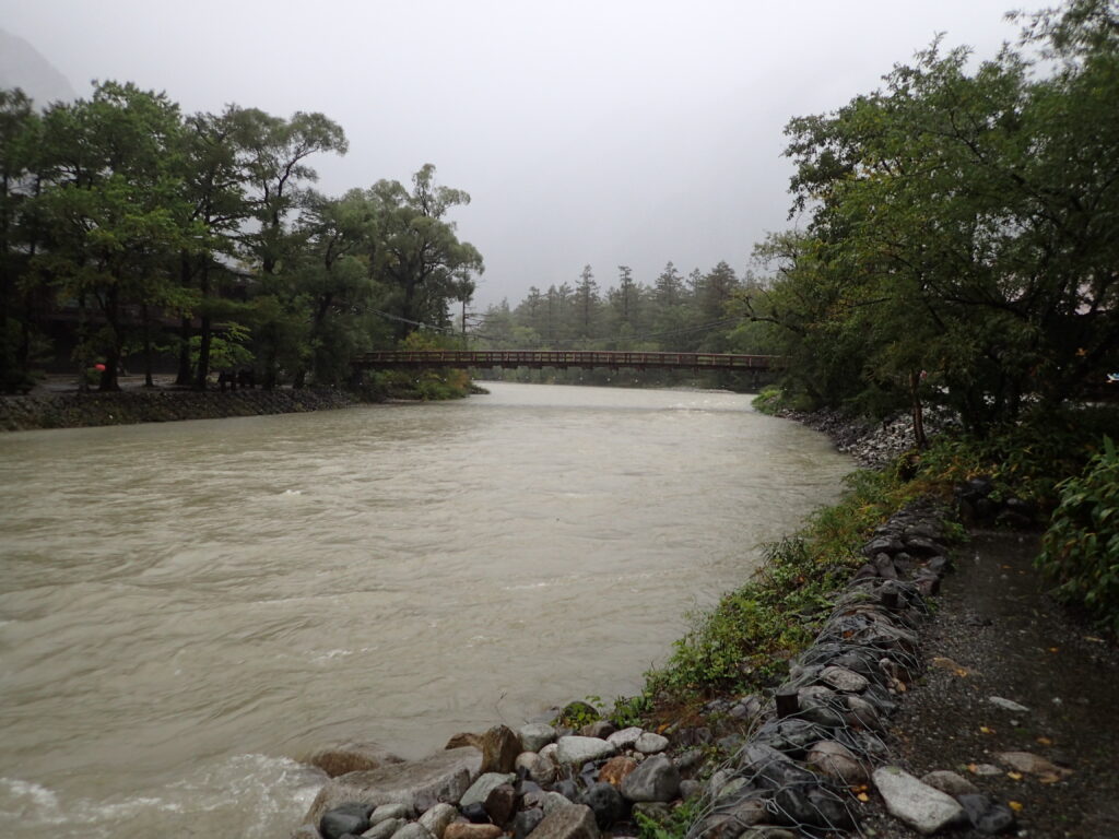 北アルプスの穂高岳登山をした時にオリンパスの防水デジタルカメラタフで撮影した大雨で増水した上高地の梓川