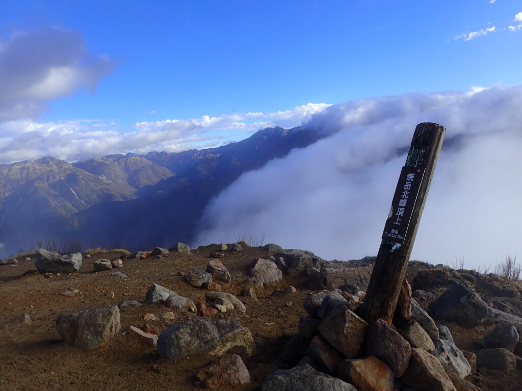 北アルプスの焼岳を登山した時にオリンパスの防水デジタルカメラタフで撮影した焼岳山頂からの眺め