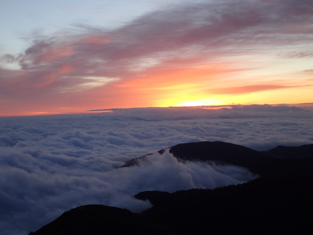 蝶ヶ岳登山の時に撮影した日の出と雲海