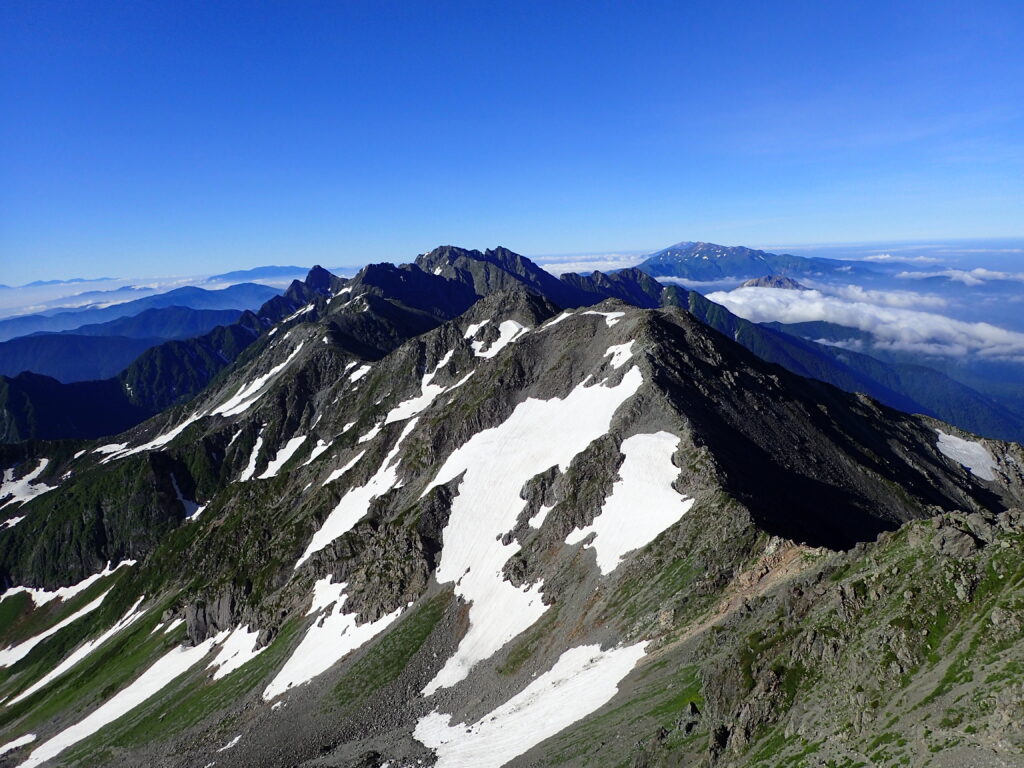 北アルプスの槍ヶ岳登山をした時に撮影した穂高岳へと続く稜線