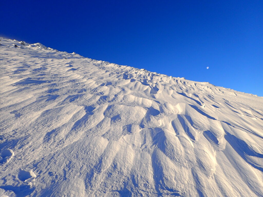 冬の乗鞍岳登山の時にオリンパスの防水デジタルカメラタフで撮影した青空へ向かうシュカブラ