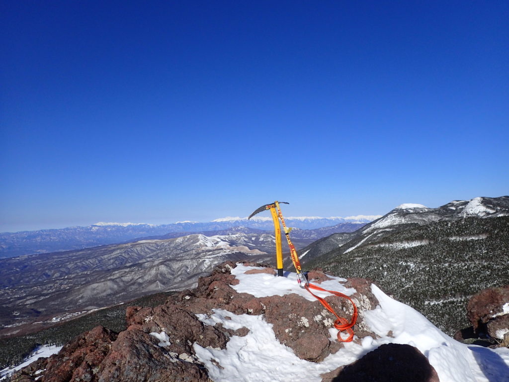 冬の北八ヶ岳登山の時に撮影した茶臼山山頂のピッケル